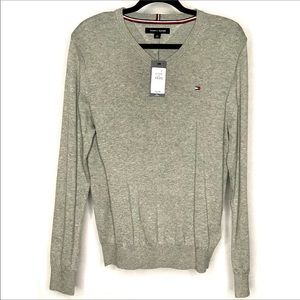 New with tags 🏷✨Tommy Hilfiger sweater! Size Small.